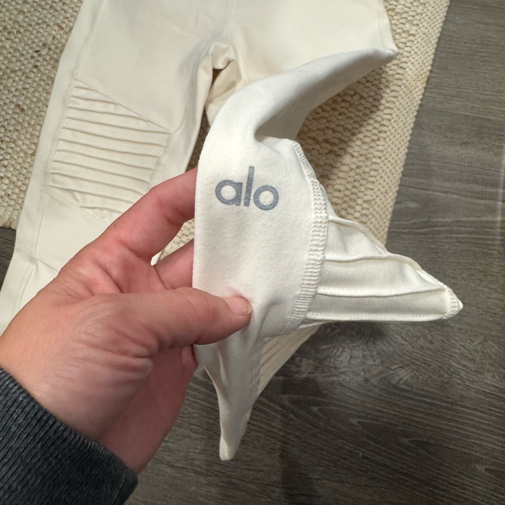 ALO Yoga Cream Leggings - Picture 2 of 2